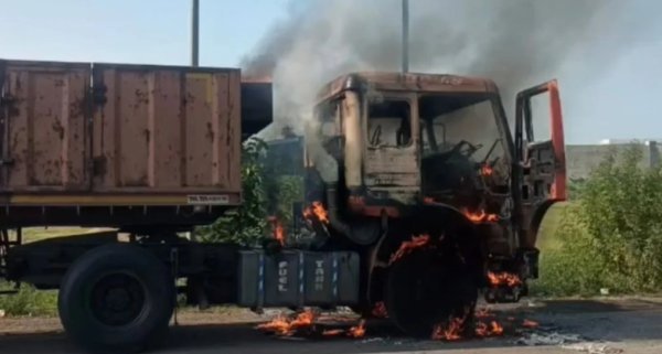 Mahasamund News: NH-53 पर खड़े ट्रेलर में अचानक लगी भीषण आग, जांच में जुटी पुलिस