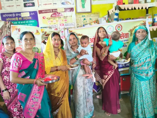 Chhattisgarh News: बेमेतरा में आंगनबाड़ी का आंगन बना खुशियों का केंद्र, माताओं और बच्चों ने मनाया उत्सव