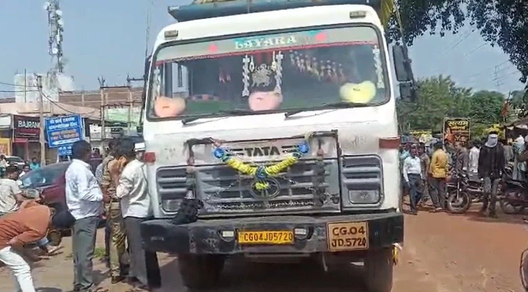 Abhanpur Mandi Road accident involving Activa and Hiva  ( Image Source - Social Media )