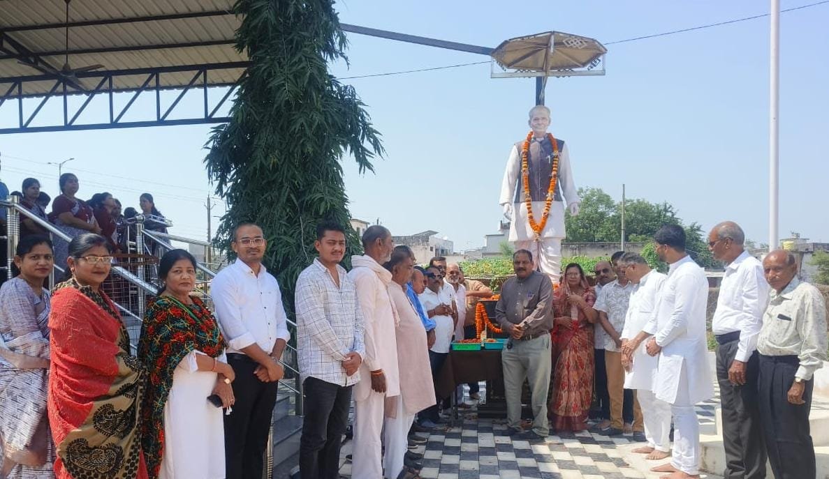 Mahasamund News: शांत्रीबाई कॉलेज में पुरुषोत्तम कौशिक की पुण्यतिथि पर श्रद्धांजलि सभा