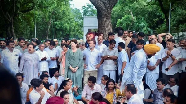 SIR: चुनाव आयोग के खिलाफ INDIA गठबंधन का प्रदर्शन, बैरिकेडिंग पर चढ़े सांसद