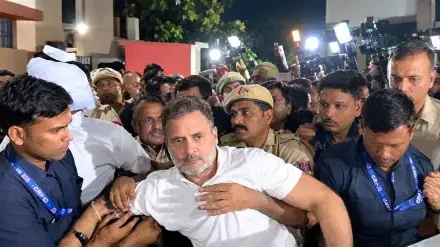 INDIA Bloc Protest: चुनाव आयोग के खिलाफ विपक्ष का सेव डेमोक्रेसी मार्च, राहुल-प्रियंका समेत कई बड़े नेता पुलिस हिरासत में