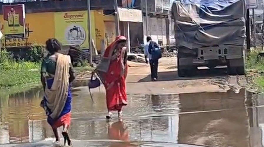 Gariaband District Hospital road waterlogging ( Image Source: Social Media )