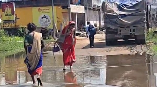 Gariaband News: जिला अस्पताल पहुंच मार्ग बना नाला, चार साल से जलभराव से परेशान मरीज