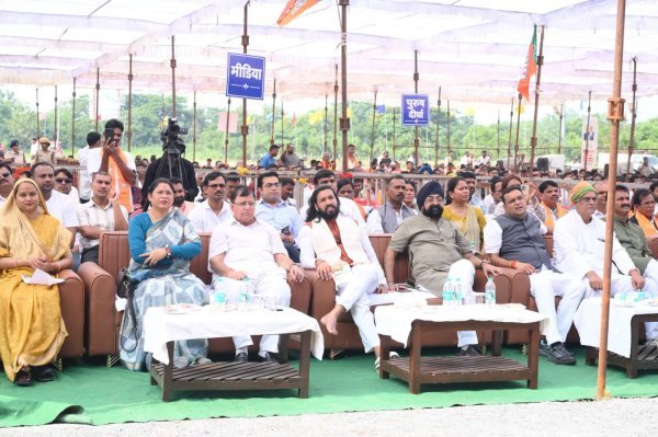 Arang News: सेवा ज्योति यात्रा में उमड़ा विशाल जनसैलाब, मंत्री गुरु खुशवंत साहेब मुख्य अतिथि के रूप में हुए शामिल