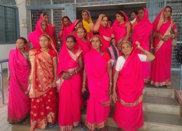 Mahasamund News: सरेकेल के ग्रामीणों ने कोटवार पर लगाए गंभीर आरोप, कलेक्टर से की शिकायत