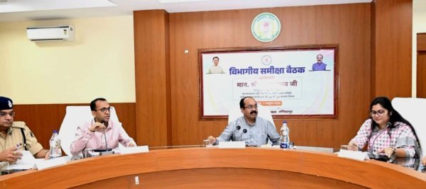 PM Awas Yojana: अंबिकापुर में उप मुख्यमंत्री अरुण साव की बैठक, विकास कार्यों में तेजी और गुणवत्ता पर जोर