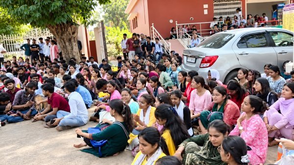 Student Protest: खैरागढ़ के संगीत विश्वविद्यालय में छात्रों का प्रदर्शन, कुलपति हटाने की मांग