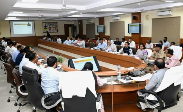 PM Awas Yojana: अंबिकापुर में उप मुख्यमंत्री अरुण साव की बैठक, विकास कार्यों में तेजी और गुणवत्ता पर जोर