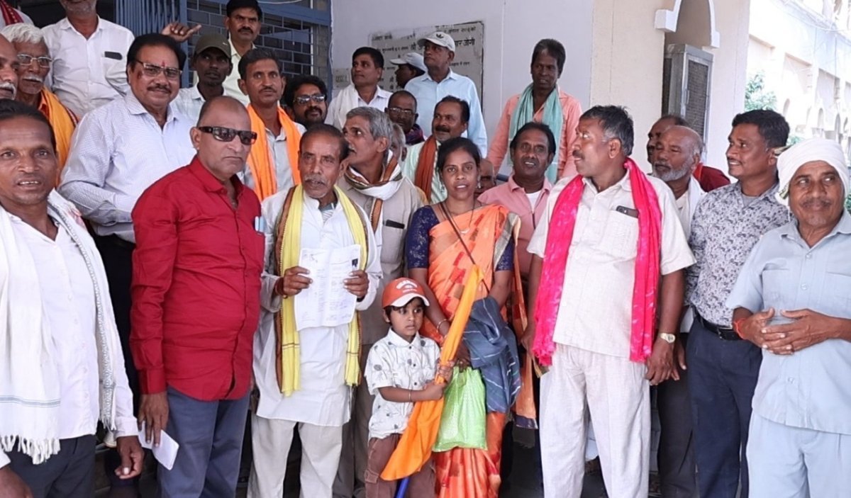 Farmers union submitted a memorandum at the Collectorate.(Image Source: Keertiman Media)