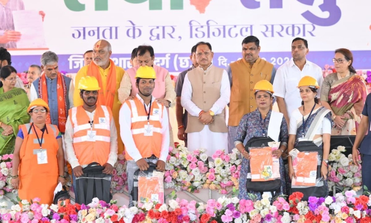 Beneficiaries receiving house keys at Durg event(Image Source:CGDPR)