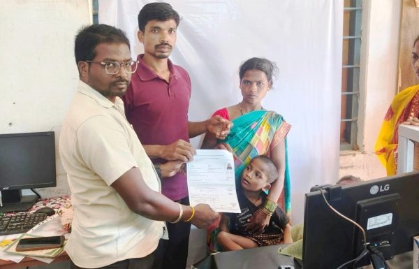 Seva Sankalp Abhiyan: दिव्यांग बच्ची का तत्काल आधार पंजीयन, परिवार को मिली राहत