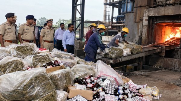 Drug Disposa: 61 मामलों में जब्त 3 क्विंटल गांजा, हजारों नशीली दवाएं कराईं नष्ट