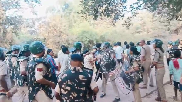 Adhejhar Village: पेयजल की मांग पर प्रदर्शन कर रहे ग्रामीणों को पुलिस ने हटाया, गांव में आक्रोश