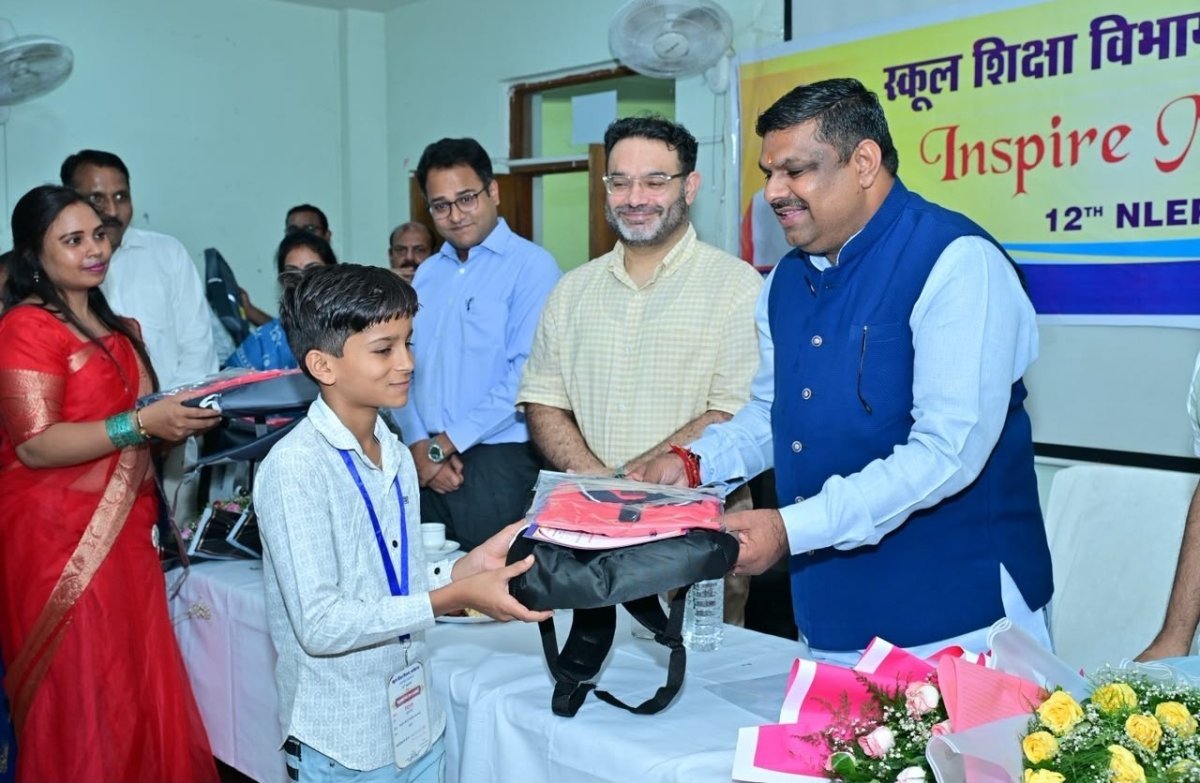 Gajendra Yadav addressing students at INSPIRE MANAK Award programme(Image Source:CGDPR)