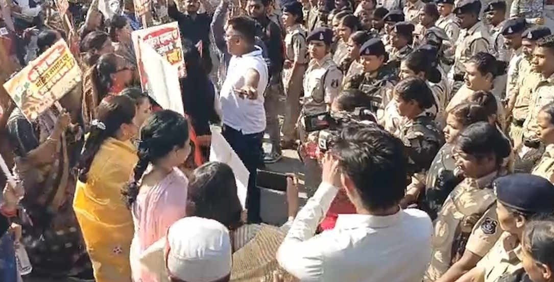 CG Political News: BJP महिला मोर्चा का कांग्रेस भवन घेराव, JNU के पूर्व प्रोफेसर के खिलाफ प्रदर्शन