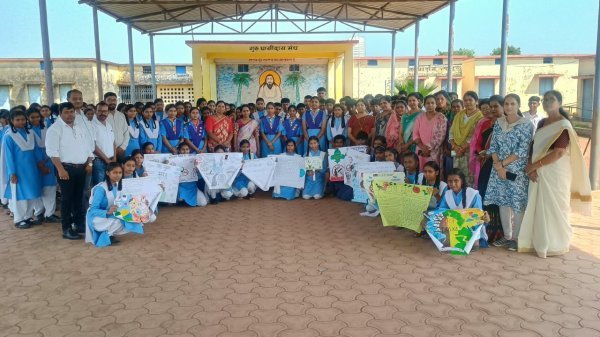 Road Safety Awareness Program: शासकीय उच्चतर माध्यमिक विद्यालय गुजरा में नशामुक्ति एवं सड़क सुरक्षा जागरूकता कार्यक्रम आयोजित