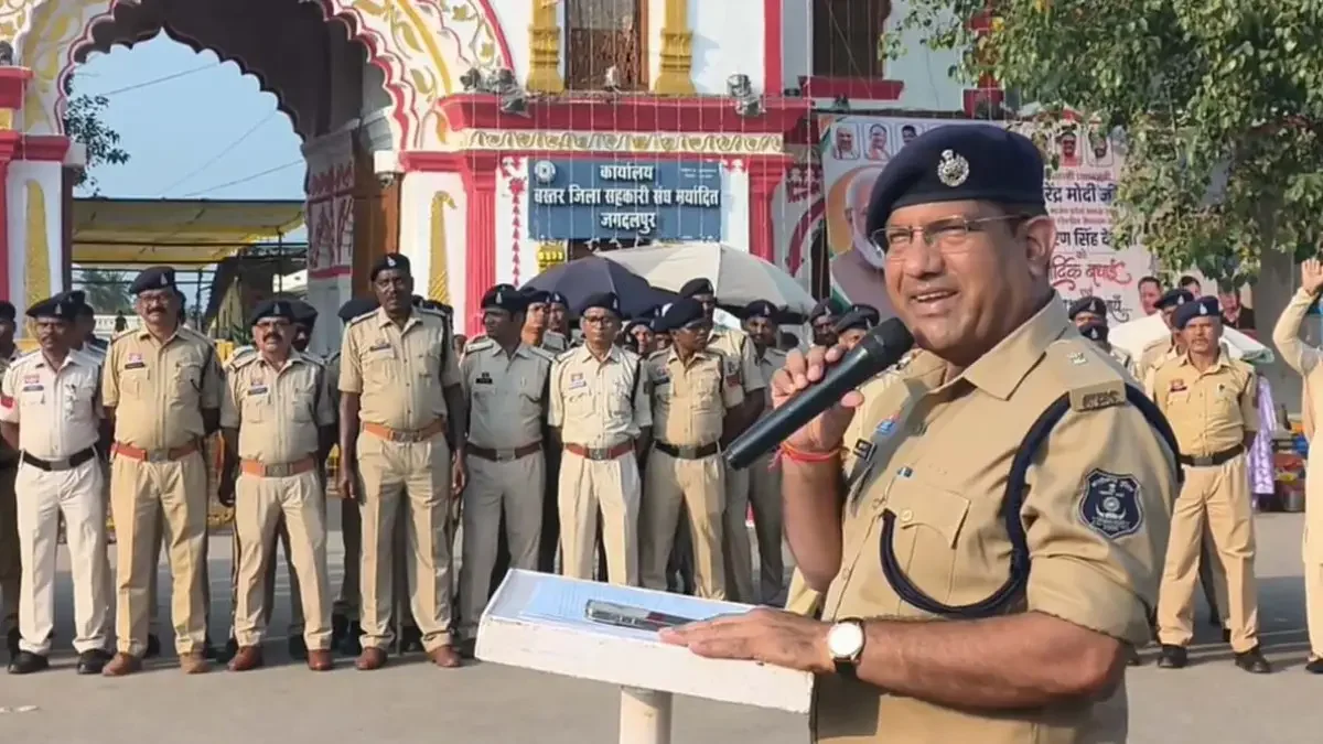 Police personnel managing security arrangements during the Dussehra festival (Image Source: social media)
