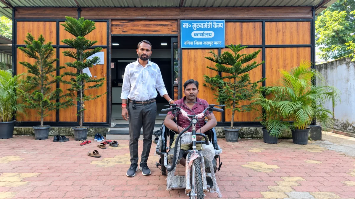 Bindey Ram receives a battery-operated tricycle in Jashpur(Image Source:CGDPR)