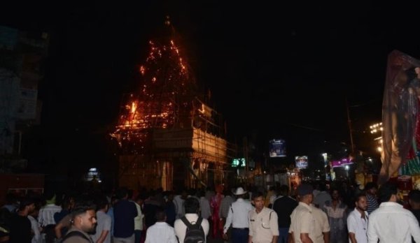Durga Pandal Fire: नवीन मार्केट के दुर्गा पूजा पंडाल में लगी आग, आतिशबाजी की चिंगारी से मचा हड़कंप