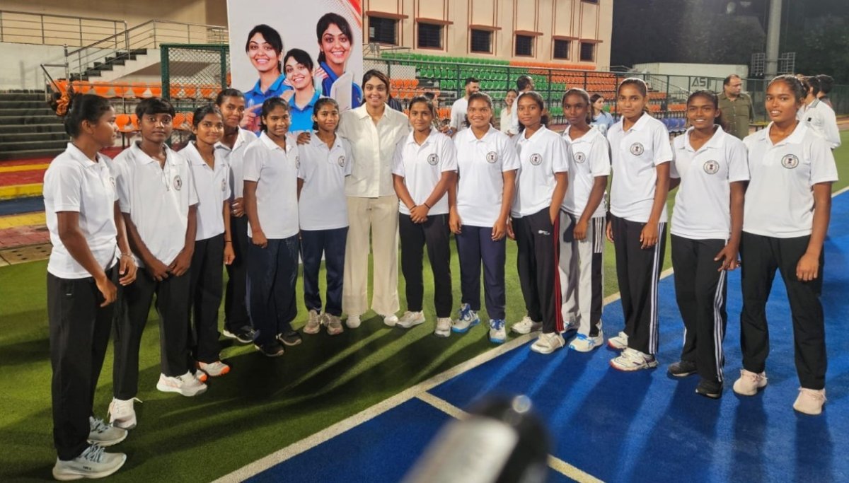 Harleen Deol encouraging a young hockey player(Image Source:CGDPR)