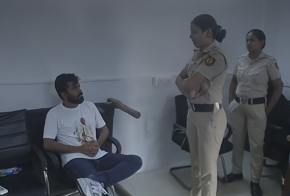 Delhi Police officer announcing the news of the death (Image Source: social media)