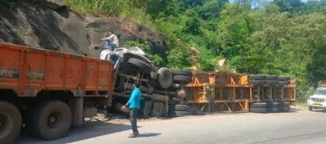 Trailer pickup collision at Bastanar Ghat, NH-63(Image Source: Keertiman Media)