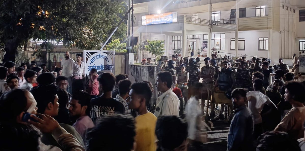 Protest by family members outside the Kotwali police station (Image Source: Keertiman Media)