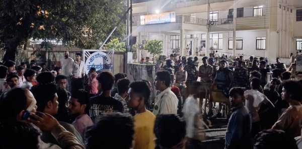 Narmadapuram News: पुलिस की दबिश के दौरान जुआरी की मौत, थाने के सामने शव रखकर परिजनों ने किया हंगामा