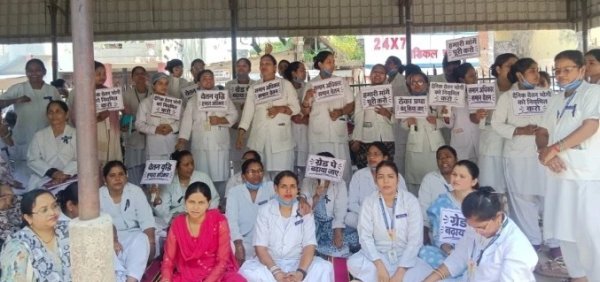 Nursing Staff Protest: सिम्स में नर्सिंग स्टाफ का प्रदर्शन, मांगें पूरी नहीं होने पर आंदोलन तेज करने की चेतावनी