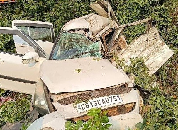 Horrific collision between a car and a trailer in West Singhbhum, Jharkhand(Image Source: social media)
