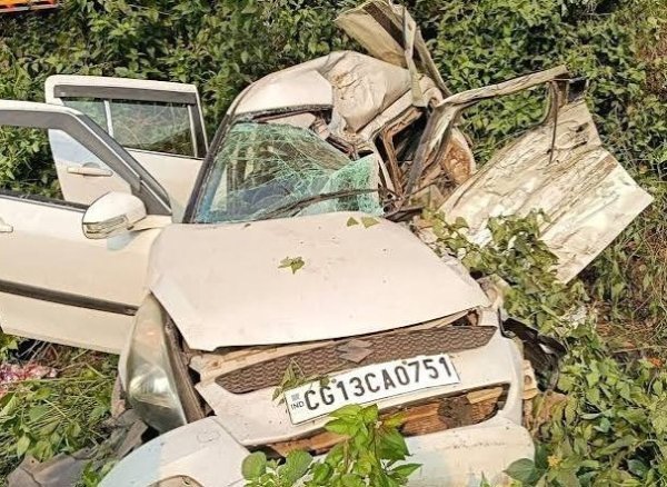 chaibasa road accident: छत्तीसगढ़ से जमशेदपुर जा रहा परिवार हादसे का शिकार, 3 की मौत और 2 गंभीर घायल