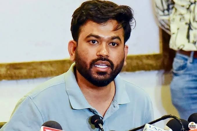Abhijit speaks on the Tricolour controversy at Jantar Mantar (Image Source: social media)