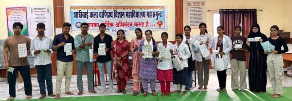 Paper Bag Making Training: शांत्रीबाई कॉलेज मे विद्यार्थियों को कागज से लिफाफे एवं पेपर बैग बनाने का दिया गया प्रशिक्षण