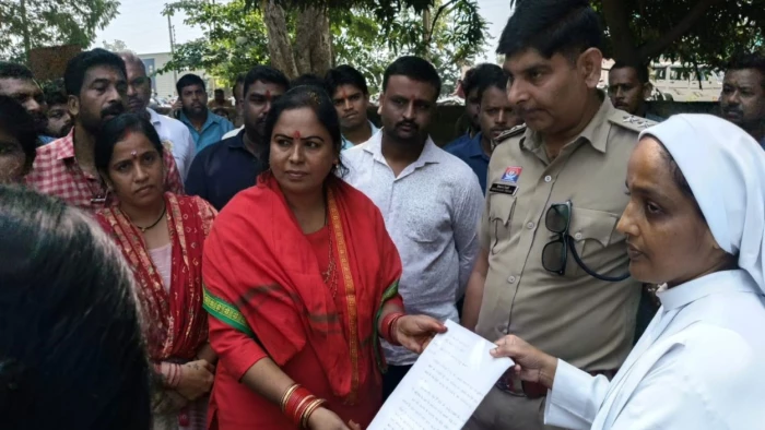 School Teacher Controversy: नवरात्रि में धार्मिक वेशभूषा पहनने पर शिक्षिका को स्कूल में प्रवेश से रोकने का आरोप, इस्तीफे के बाद हंगामा