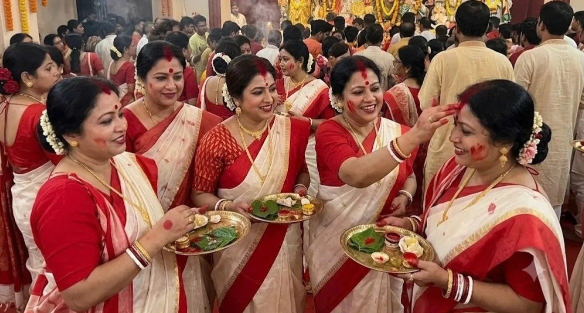 Durga Puja: दुर्गा पूजा में महिलाएं क्यों पहनती हैं लाल-सफेद साड़ी? जानें इसका महत्व