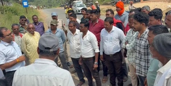 CG News: सूरजपुर में बंद अस्पताल के बाहर प्रसव, स्वास्थ्य विभाग ने दो कर्मचारियों को किया निलंबित