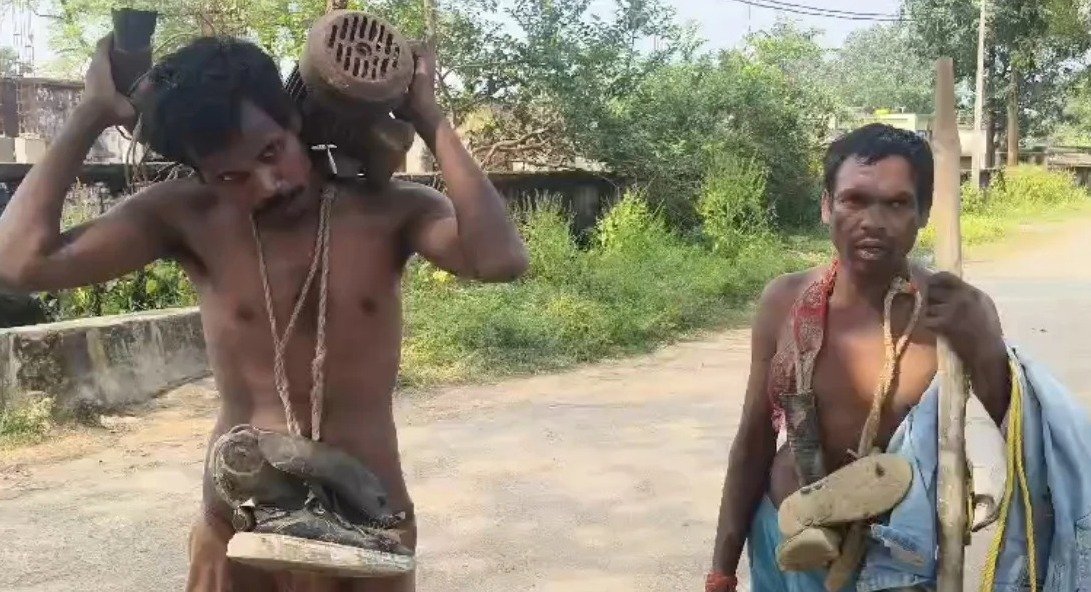 A garland of shoes for those accused of theft(Image Source: Keertiman Media)
