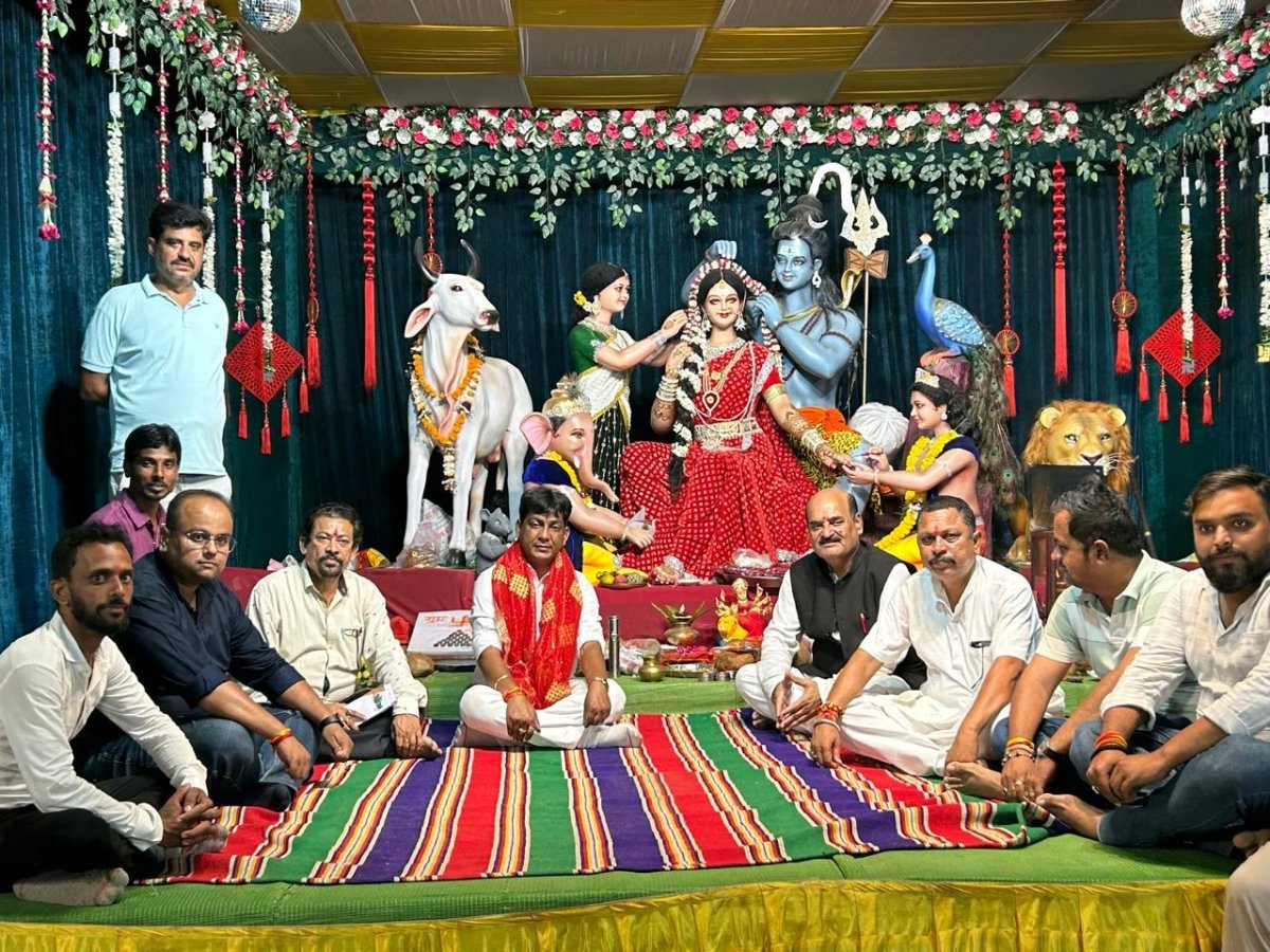 Yogeshwar Raju Sinha at Durga Pandal (Image Source: Keertiman Media)