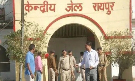 Distribution of fruits to prisoners in Raipur jail (Image Source: Keertiman Media)