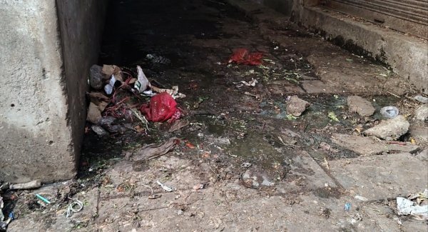 Mahasamund News: नालियों में कचरा और चारों तरफ बदबू, सब्जी मंडी का हाल बेहाल