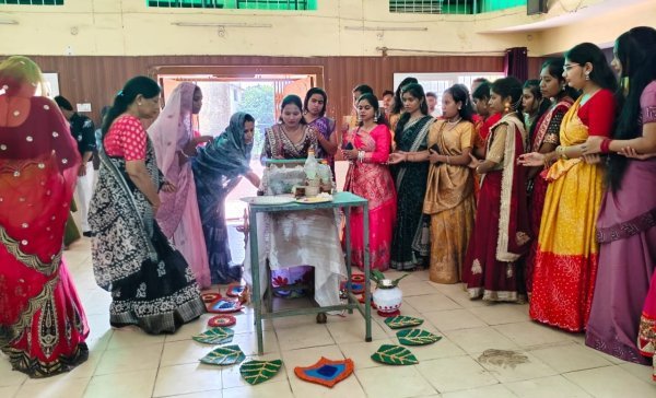 Mahasamund News: शांत्रीबाई कॉलेज में गरबा-डांडिया की धूम, पारंपरिक वेशभूषा में थिरके विद्यार्थी