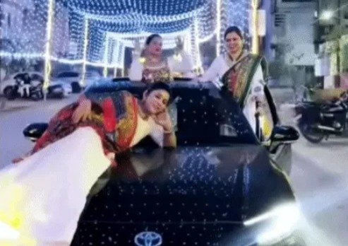 car stunt viral video: चलती कार पर स्टंट, गरबा ड्रेस पहनकर बोनट और दरवाजों पर लटकीं युवतियां, पुलिस ने दर्ज किया केस