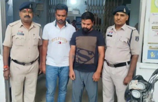 Raipur Crime News: खाकी का खौफ दिखाकर लूटने वाले दो फर्जी पुलिस वाले गिरफ्तार, बेल्ट से पीटकर छीना था मोबाइल और गाड़ी की चाबी