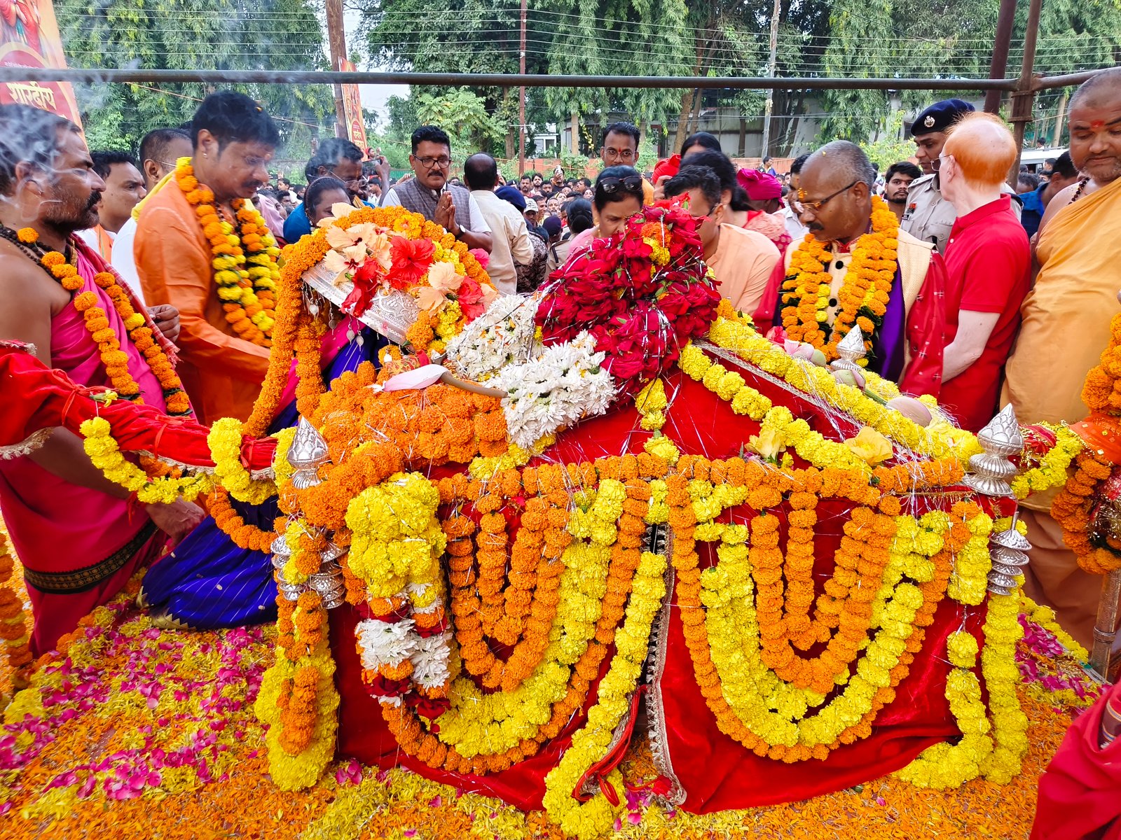 Bastar Dussehra: मां दंतेश्वरी की पावन डोली जगदलपुर के लिए रवाना, फूल रथ परिक्रमा के दौरान पहिया टूटने से उपजा तनाव