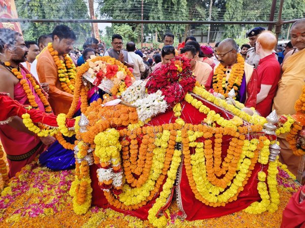 Bastar Dussehra: मां दंतेश्वरी की पावन डोली जगदलपुर के लिए रवाना, फूल रथ परिक्रमा के दौरान पहिया टूटने से उपजा तनाव