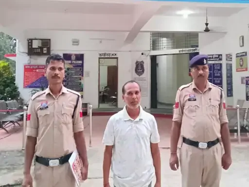 Jashpur News: सोशल मीडिया पर विवादित टिप्पणी पड़ी भारी, जशपुर में हिंदू देवी-देवताओं पर अभद्र पोस्ट करने वाला शिक्षक गिरफ्तार