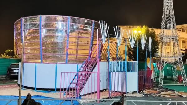 Fair Ride Accident: मेले में झूले का गेट खुलने से गिरे दो बच्चे, सुरक्षा व्यवस्था पर सवाल