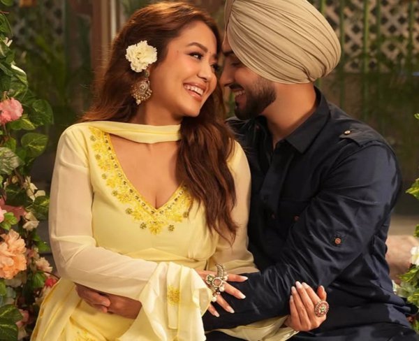 Celebrity News: नेहा कक्कड़ के लिए रोहनप्रीत का खास अंदाज, रोमांटिक तस्वीरें वायरल