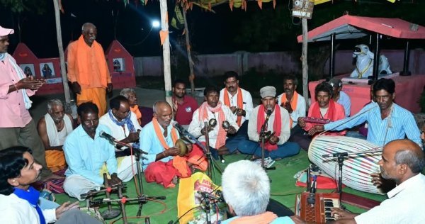 Maa Durga Puja: मंजीरा लेकर जसगीत गाने लगे डिप्टी CM विजय शर्मा, माता की भक्ति में झूमे ग्रामीण